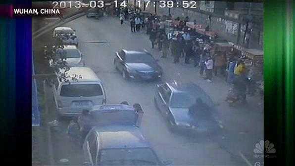 TQ: Cảnh sát bám nắp capô, ngăn hung thần bỏ trốn