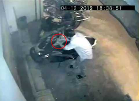 Clip: Trộm bẻ khoá xe Airblade trong 2 giây