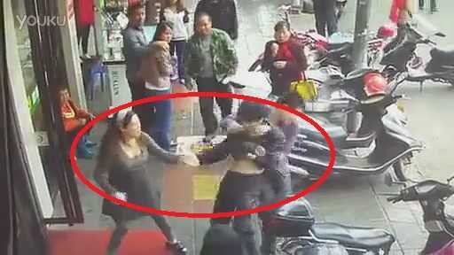 Clip: No đòn vì giật túi của bà bầu giữa phố