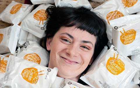 Kỳ lạ thiếu nữ chỉ có thể ăn mỳ gói