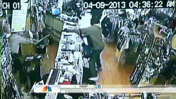 Clip: Cụ già 62 tuổi hạ gục tên cướp có súng