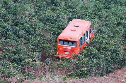 Clip: Tai nạn kinh hoàng, xe buýt lao vực sâu 100m