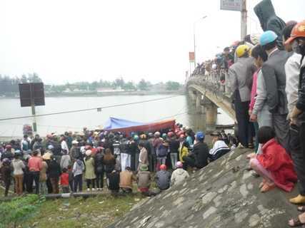 Bị ghi sổ đầu bài, nam sinh nhảy cầu tự tử