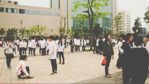 Clip: Học sinh trường Ams 'đóng băng' 2 phút