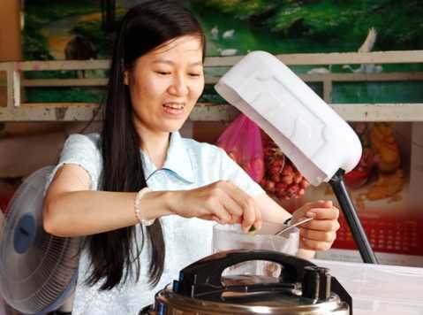 Nữ công nhân xinh đẹp đỗ đại học sau 14 năm