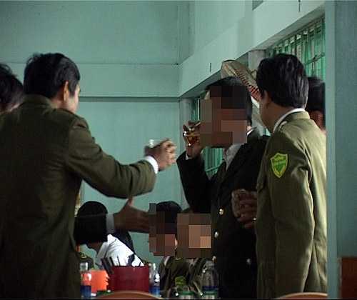 Ăn cắp giờ công: Công chức như một anh bụng phệ