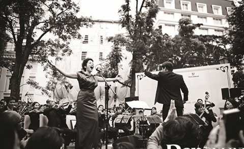 Jazz kết hợp với chầu văn trên đường phố Hà Nội