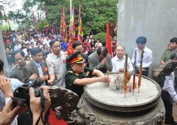 Hàng vạn người chen chân về đất Tổ Hùng Vương