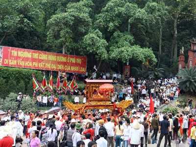 Dâng hương tưởng niệm các Vua Hùng