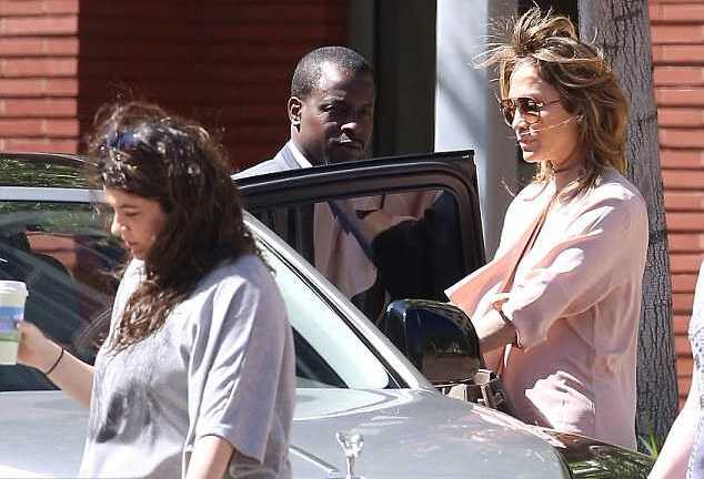 Jennifer Lopez đỏ mặt vì váy ngắn bị gió 'trêu đùa'