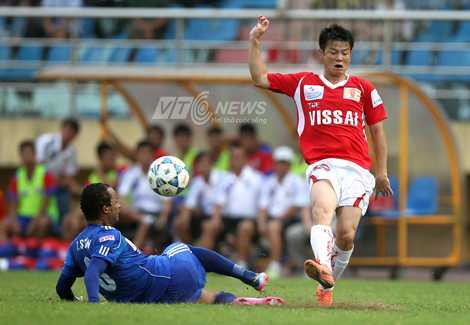 Văn Quyến rời sân sớm, V.Ninh Bình mất điểm