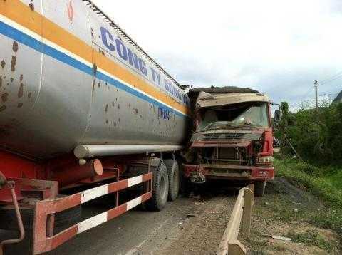 Xe ben húc xe téc, xăng tràn đường, QL1 ùn tắc nhiều km