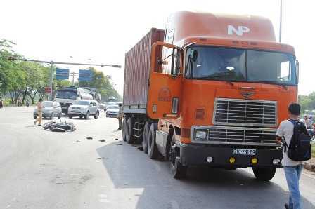 Hai thanh niên thoát chết thần kỳ dưới gầm container