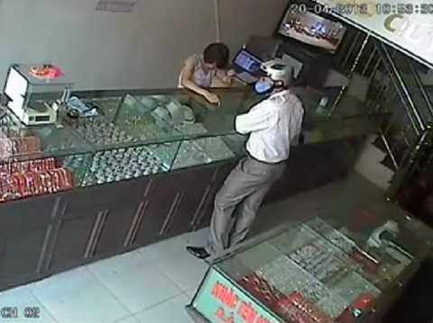 Chấn động clip cướp tiệm vàng giữa ban ngày