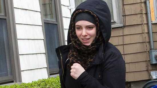 Video: FBI áp giải vợ nghi phạm Boston