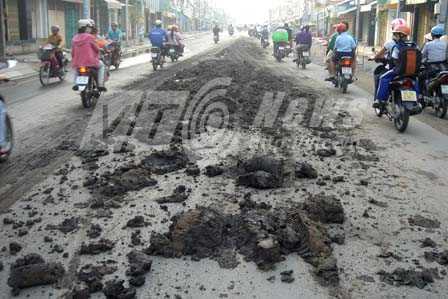 Người đi đường gặp họa vì kẻ đổ bùn bất lương