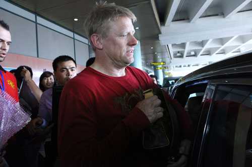 Fan Việt nô nức chào đón huyền thoại MU tại sân bay