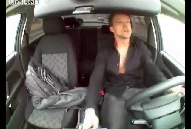 Con nghiện lái xe cảnh sát lảo đảo trên phố