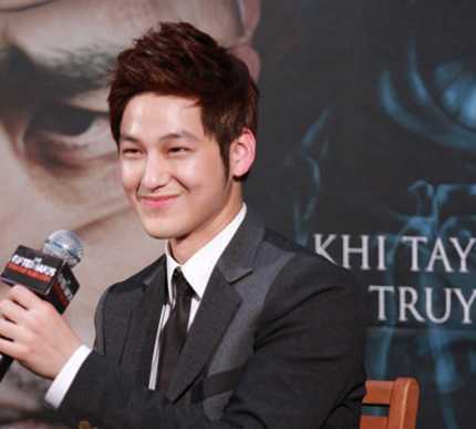 Họp báo tại Việt Nam, Kim Bum trả lời 'lạc đề'