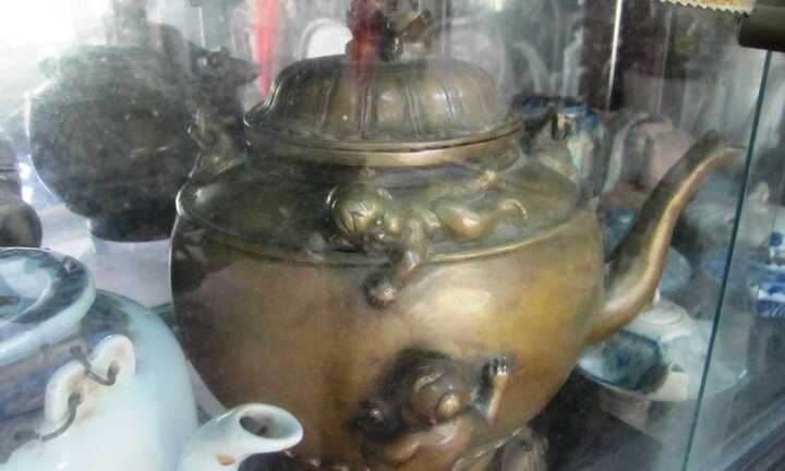 Kỳ lạ người ăn ngủ với hàng ngàn chiếc ấm