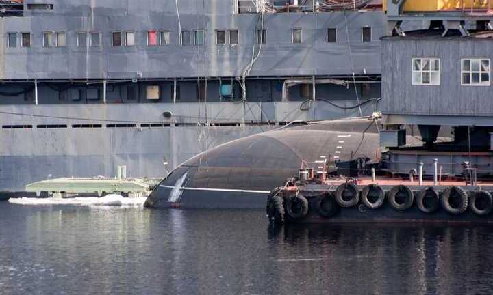 Tàu ngầm Kilo TP Hồ Chí Minh bắt đầu lắp đạn