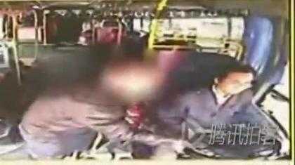 Gã say rượu giết gà, tranh vô lăng với tài xế xe buýt