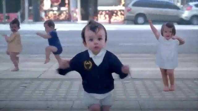 Hot nhất tuần qua: Em bé nhảy tưng tưng trên phố