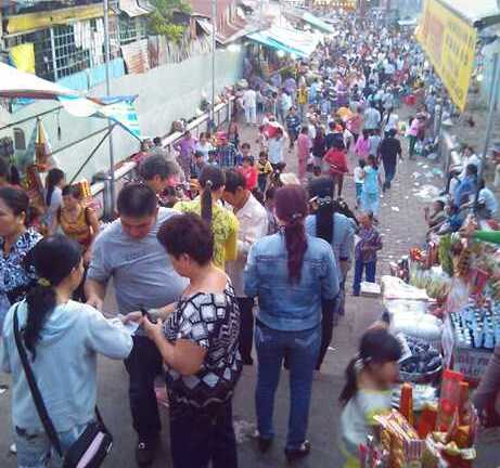 Những chiêu lừa gạt kinh hoàng tại chùa Bà núi Sam