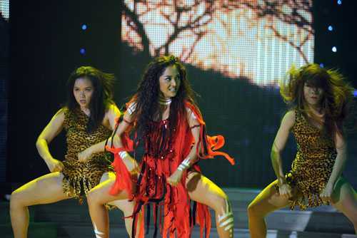 Nữ 'thổ dân' Bảo Anh nhảy vũ điệu hoang dã