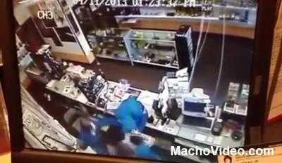 Tên cướp đen đủi bị hai thiếu nữ đánh trối chết