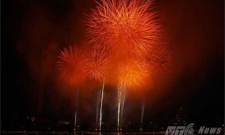 Giây phút sững sờ hội pháo hoa bên sông Hàn