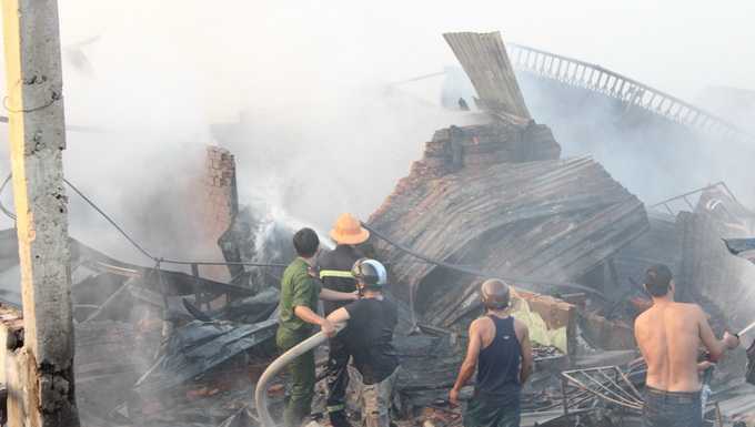 Cháy chợ Ngã Sáu, hàng loạt kiôt bị thiêu rụi