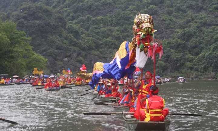 Hàng ngàn người 'vượt sông' tế Đức Thánh Đền Trần