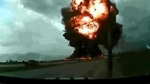Video: Máy bay Mỹ nổ tung trên bầu trời Afghanistan