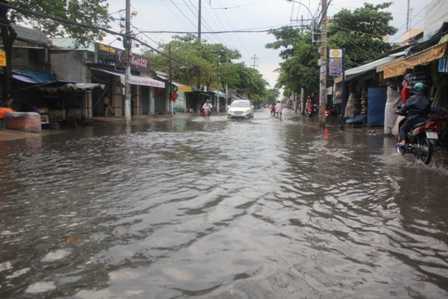 Mưa 1 giờ, đường Sài Gòn mênh mông nước