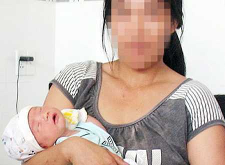 Bé 12 tuổi sinh con, bố mẹ xin miễn viện phí