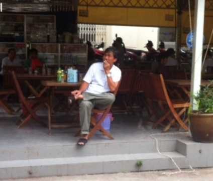 Hút thuốc ở viện: Giám đốc viện chỉ biết lắc đầu