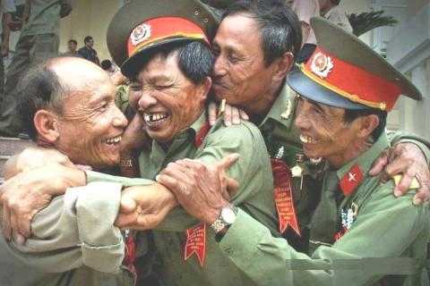 Giờ này anh ở đâu, hỡi người bạn cũ cùng trung đoàn?