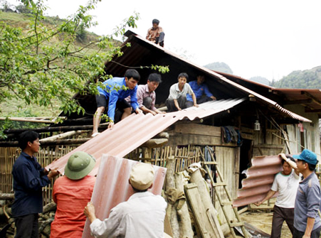 Video: Lốc xoáy dữ dội tàn phá Lào Cai