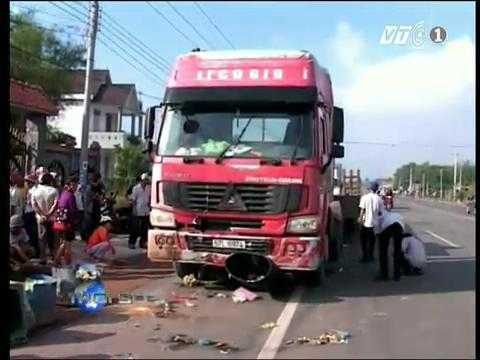 Chui gầm container, cả gia đình chết thảm khốc