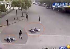 Clip: Cảnh vô cảm gây phẫn nộ ở Trung Quốc