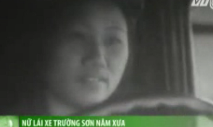 Xúc động chuyện nữ lái xe hiếm hoi ở đường Trường Sơn