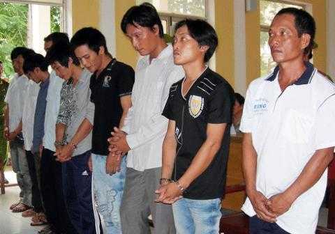 Chém côn đồ, giải vây cho con