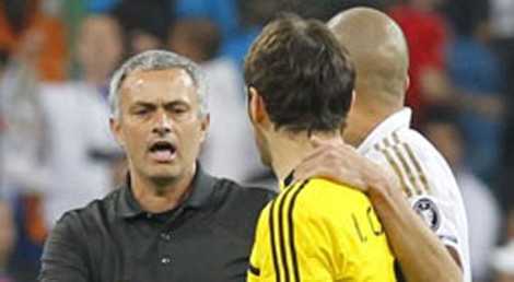 Pepe 'dạy' Mourinho tôn trọng Casillas