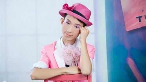 'Chàng trai màu hồng' xôn xao dân mạng