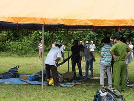 Đưa 3 phu vàng chết ngạt ra khỏi hầm