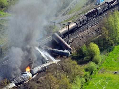 Clip: Tàu chở chất độc trật bánh, bốc cháy ngùn ngụt