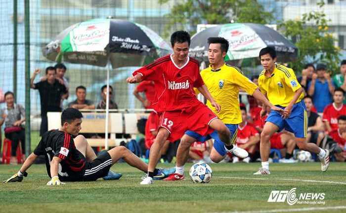 Vòng 1 Ngoại hạng 'phủi': Cú sốc và phim hành động