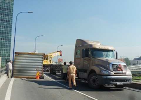 Container lật nghiêng, đe dọa cầu vượt Cát Lái