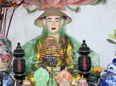 Tượng Phật chùa Một Cột đội nón, mặc áo mưa